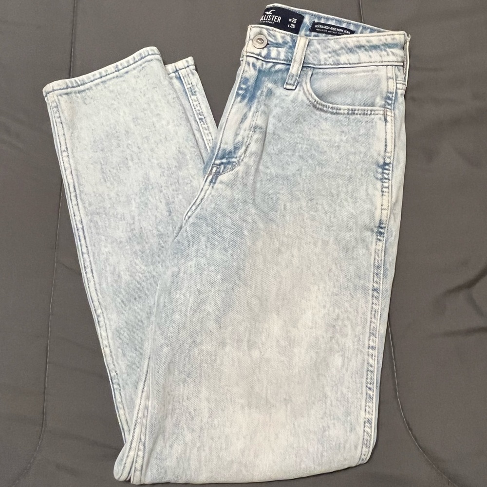 hollister light wash ultra high-rise mom jeans
